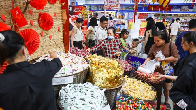 Người dân TP HCM sắm Tết nhiều hơn năm trước
